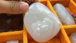跟拍:拍卖行流出的顶级"和田玉籽料"上百万一克的料子,看完此身无憾?