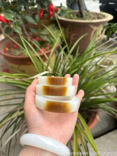 和田玉糖白玉手镯未打磨随拍,红糖白肉,糖色红润,老坑料子