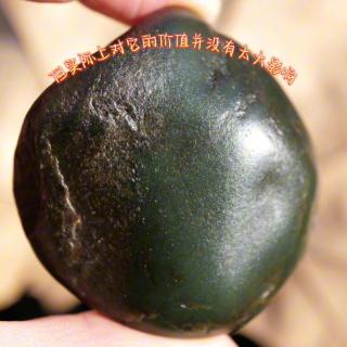 87克,和田玉沙枣青籽料 密度很高,独籽原石 无修型上色,玉质细腻 料子